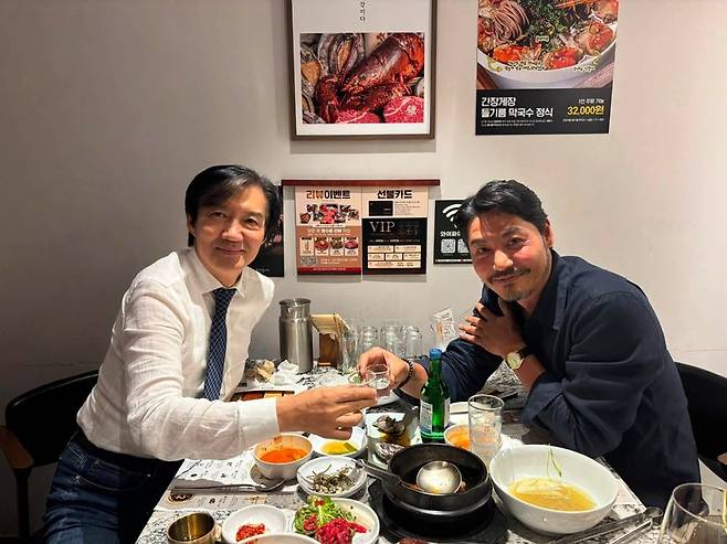 조국 전 조국혁신당 대표가 지난 24일 배우 이관훈씨와 함께한 술자리 사진을 SNS에 올린 뒤 '소주 인증샷' 논란이 발생하자 이틀 뒤 "소주도, 와인도 모두 마셨다"며 직접 해명했다./사진=조국 전 조국혁신당 대표 페이스북 캡처