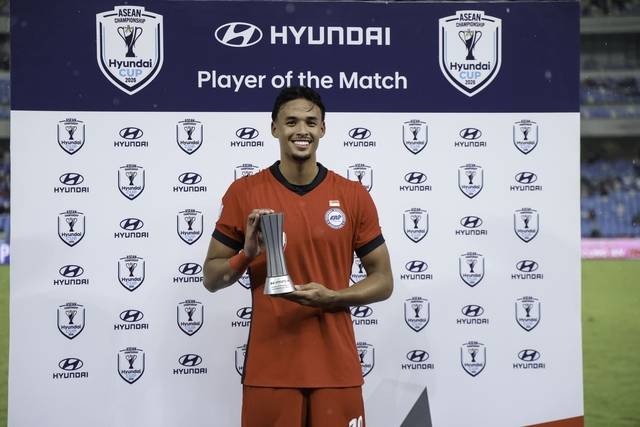 현대자동차가 타이틀 스폰서로 처음 후원하는 동남아시아 최대 축구 축제 ‘아세안 현대컵’ 개막전 최우수 선수로 선정된 일한 판디 싱가포르 선수가 아세안 현대컵 백드롭 앞에서 포즈를 취하는 모습. 현대차 제공