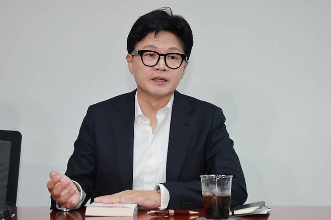 한동훈 무소속 의원이 7월13일 국회 의원회관 자신의 사무실에서 더불어민주당이 추진하는 검찰 보완수사권 폐지와 관련해 '부산 돌려차기' 사건 피해자와 면담한 뒤 취재진을 만나 면담 내용을 설명하고 있다. ⓒ연합뉴스