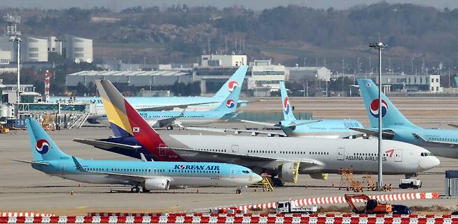 인천국제공항 대한항공과 아시아나항공 정비창 앞에 양사 여객기들이 세워져 있다. ⓒ연합뉴스
