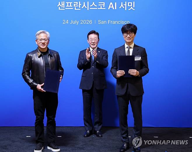 네이버-엔비디아, AI 팩토리 구축 관련 전략적 투자협약 (샌프란시스코=연합뉴스) 한상균 기자 = 이해진 네이버 이사회 의장과 젠슨 황 엔비디아 최고경영자가 24일(현지시간) 이재명 대통령이 임석한 가운데 미국 샌프란시스코 더 미드웨이에서 열린 AI 서밋에서 글로벌 AI 팩토리 구축을 위해 지분 투자 유치에 관한 전략적 투자협약을 체결한 뒤 기념촬영을 하고 있다. 2026.7.25 xyz@yna.co.kr