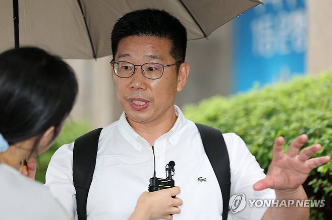 특검 2차 출석하는 조성현 전 수방사 1경비단장 (과천=연합뉴스) 이진욱 기자 = 조성현 전 육군 수도방위사령부 제1경비단장이 15일 내란 중요임무 종사 혐의 피의자 조사를 위해 경기 과천 2차 종합특검으로 출석하며 취재진 질문에 답하고 있다. 2026.7.15 cityboy@yna.co.kr