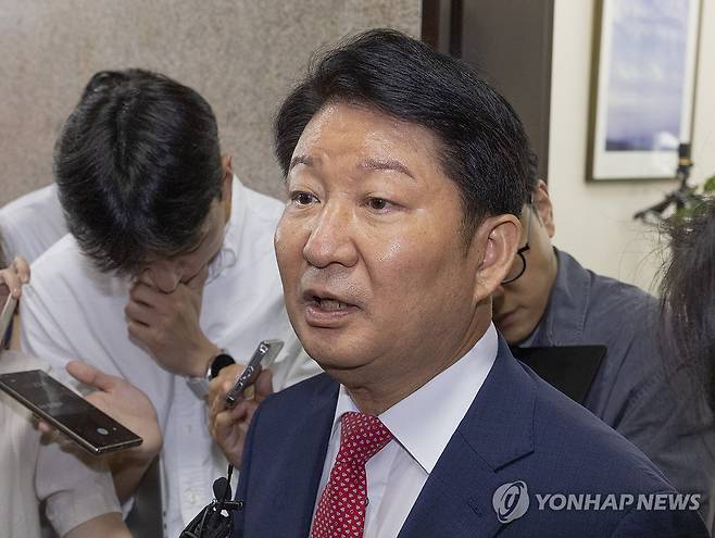 원내대표 '멱살' 사태 사과 마친 권영진 의원 (서울=연합뉴스) 황광모 기자 = 22대 하반기 국회 상임위원회 배정 기준에 불만을 제기하는 과정에서 국민의힘 정점식 원내대표의 멱살을 잡았던 권영진 의원이 27일 국회 내 원내대표실을 방문해 사과한 뒤 취재진과 인터뷰 하고 있다. 2026.7.27 hkmpooh@yna.co.kr