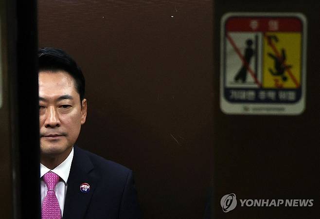 어두운 표정의 장동혁 대표 (과천=연합뉴스) 신준희 기자 = 국민의힘 장동혁 대표가 27일 과천 중앙선거관리위원회에서 열리는 선거소청 심리에 출석하고 있다.
이날 제20대 대선 과정에서 허위사실을 공표한 윤석열 전 대통령이 선고받은 징역형 집행유예가 확정될 경우 국민의힘은 대선 때 보전받은 선거비용 397억원을 중앙선거관리위원회에 반환해야 한다. 2026.7.27 hama@yna.co.kr