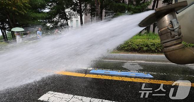 대전지역에 폭염 경보가 발효된 28일 대전 유성구 도안대로에서 살수차가 시원한 물줄기를 쏟아내고 있다. 대전 유성구는 폭염특보 발령시 도로 열섬현상을 완화해 주민의 온열질환을 예방하기 위해 살수차 5대를 투입할 예정이다. 2026.7.28 ⓒ 뉴스1 김기태 기자