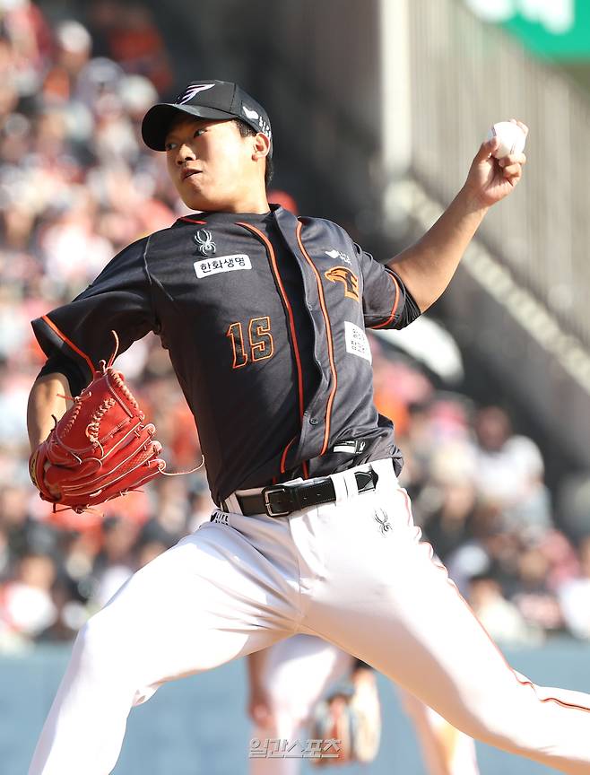 2024시즌 한화 소속으로 투구하는 김기중. 최근 글러브 이물질 문제로 퇴장당한 김기중은 현재 국군체육부대 소속이다. IS 포토
