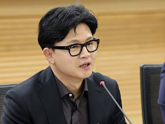 한동훈 무소속 의원이 23일 서울 여의도 국회 의원회관에서 열린 '참정권 피해사태와 선거제도 개혁 국회 토론회'에서 격려사를 하고 있다. 뉴스1