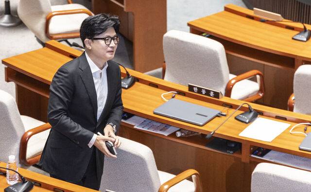 무소속 한동훈 의원이 24일 국회에서 열린 예산결산위원회 전체 회의를 마친 뒤 회의장을 빠져 나가고 있다. 연합뉴스
