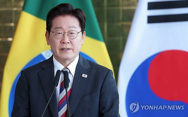 한-브라질 공동언론발표, 발언하는 이재명 대통령 (브라질리아=연합뉴스) 한상균 기자 = 이재명 대통령이 27일(현지시간) 브라질리아 대통령관저에서 열린 루이스 이나시우 룰라 다시우바 브라질 대통령과의 한-브라질 공동언론발표에서 발언하고 있다. 2026.7.28 xyz@yna.co.kr