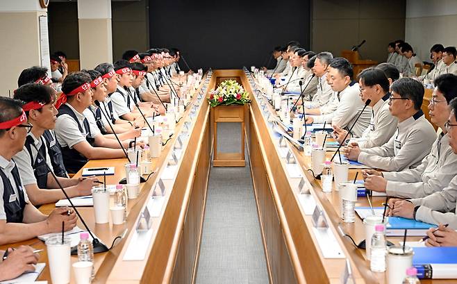 현대자동차 노조가 사흘간 추가 부분파업에 돌입하면서 하계휴가 전 임금협상 타결이 무산됐고, 협력업체 노조까지 총파업을 예고하며 노사 갈등이 확산되고 있다. 사진은 현대차 노사 올해 임금협상 상견례 모습. 울산매일 포토뱅크