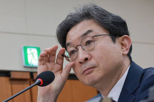 이억원 금융위원장이 29일 국회에서 열린 정무위원회 전체회의에서 안경을 고쳐쓰고 있다.(연합뉴스)