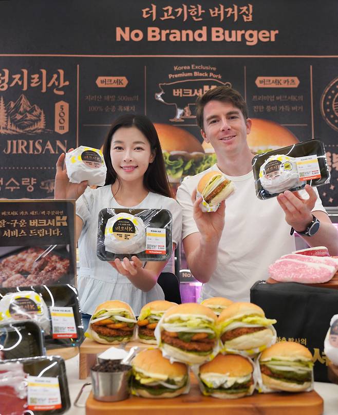 29일 서울 마포구 노브랜드 버거 홍대점 팝업매장에서 모델들이 신세계푸드의 노브랜드 버거 '버크셔K 카츠'와 '버크셔K 카츠 어니언'을 소개하고 있다. (사진=신세계푸드).