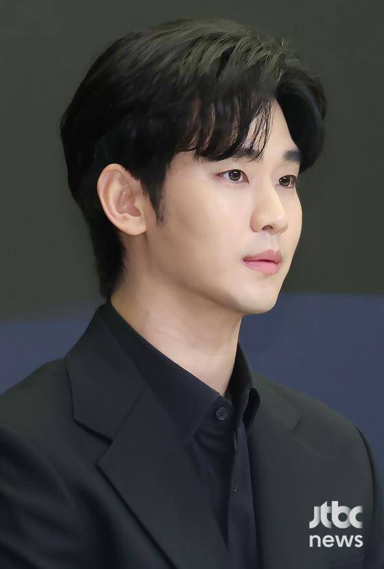 배우 김수현과 법무법인 엘케이비앤파트너스 김종복 변호사가 31일 오후 서울 스탠포드호텔에서 열린 기자회견에 참석해 입장을 밝히고 있다. 박세완 엔터뉴스팀 기자 park.sewan@jtbc.co.kr