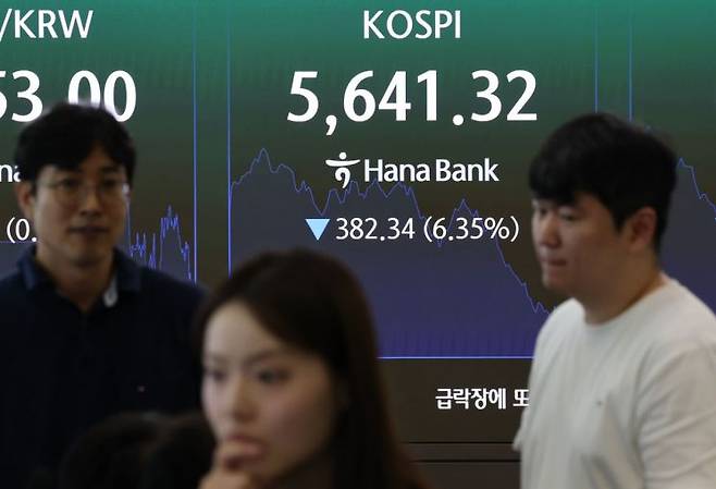 29일 서울 하나은행 본점 딜링룸에 코스피 지수가 표시되고 있다. 이날 코스피는 장 초반 1~2%대의 상승세를 보였으나 다시 하락전환해 6000선 아래로 내려왔다. 연합뉴스