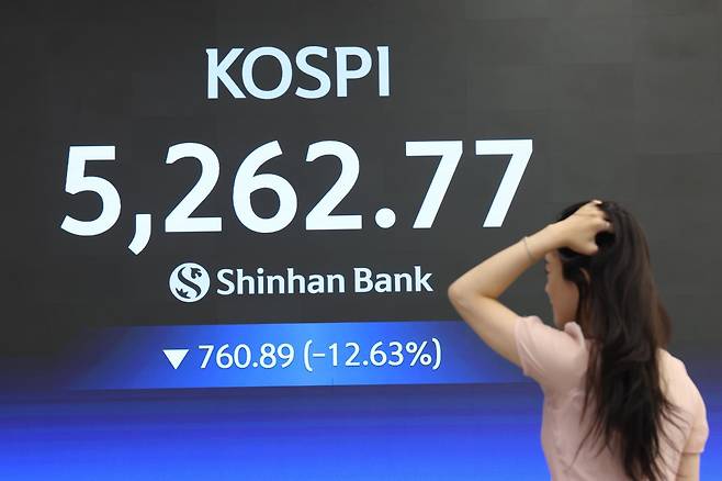 29일 오후 서울 신한은행 본점 전광판에 코스피 장중 최저가가 표시되고 있다. 송은석 기자 silverstone@donga.com