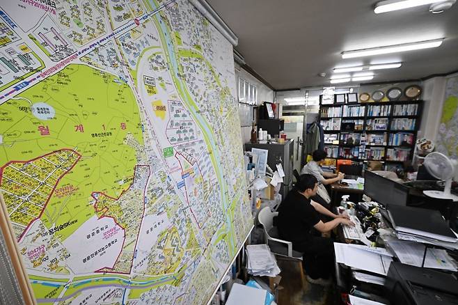 서울 노원구 월계동 미미삼 단지 인근의 공인중개사 사무실 내부. 윤웅 기자