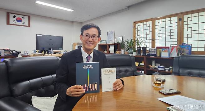 장상훈 국립민속박물관장이 21일 머니투데이와 인터뷰하는 모습. / 사진 = 오진영 기자