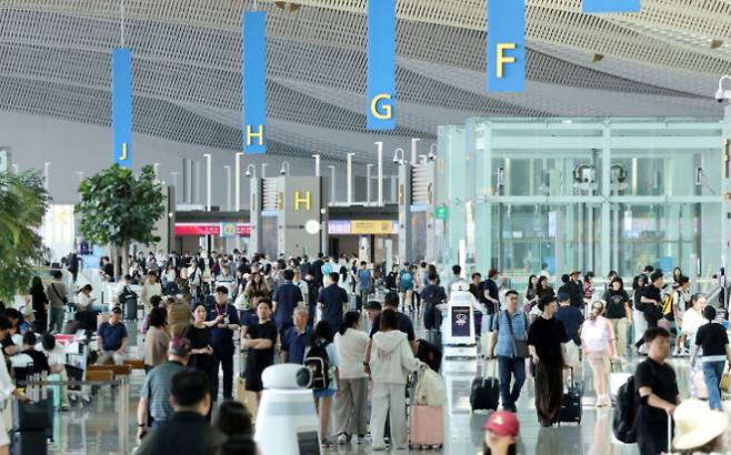 인천국제공항 누적 여객 10억명 달성한 7일 인천국제공항 제2터미널 출국장이 붐비고 있다. /사진=뉴시스