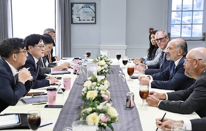 미 상무부 장관과 면담하는 김정관 산업통상부 장관 - 김정관 산업통상부 장관이 지난 23일(현지시간) 미국 워싱턴DC 메이플라워 호텔에서 하워드 러트닉 미 상무장관과 면담을 하고 있다. 산업통상부 제공