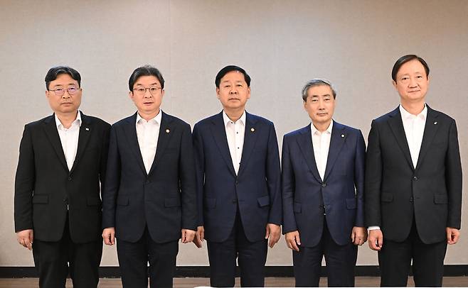 구윤철 부총리 겸 재정경제부 장관를 비롯한 참석자들이 29일 서울 종로구 정부서울청사에서 열린 긴급 시장상황점검회의에 앞서 사진 촬영을 하고 있다. 왼쪽부터 하준경 청와대 경제성장수석, 이억원 금융위원장, 구 부총리, 신현송 한국은행 총재, 이찬진 금융감독원장. 연합뉴스