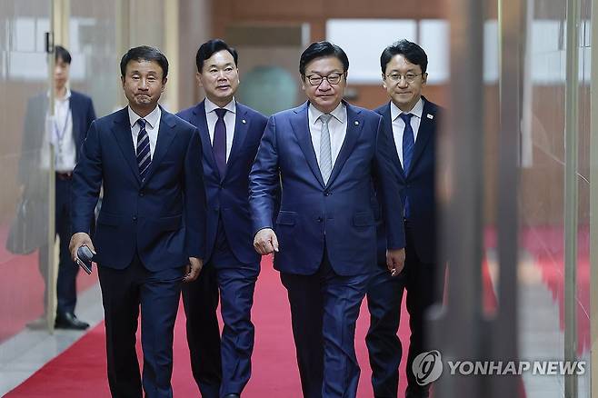 의장실에서 나오는 여야 원내대표 (서울=연합뉴스) 신현우 기자 = 더불어민주당 한병도 대표 직무대행 겸 원내대표와 국민의힘 정점식 원내대표가 9일 국회에서 조정식 국회의장 주재 여야 원내대표 회동을 마치고 의장실에서 나오고 있다. 왼쪽부터 한 원내대표, 국민의힘 김승수 원내운영수석부대표, 정 원내대표, 민주당 천준호 원내운영수석부대표. 2026.7.9 nowwego@yna.co.kr