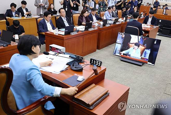 법사위, 형소법 개정안 안건조정위 회부 (서울=연합뉴스) 이동해 기자 = 서영교 위원장이 29일 국회에서 열린 법제사법위원회 전체회의에서 형사소송법 개정안의 안건조정위원회 회부를 의결한 뒤 의사봉을 두드리며 정회를 선포하고 있다. 2026.7.29 eastsea@yna.co.kr