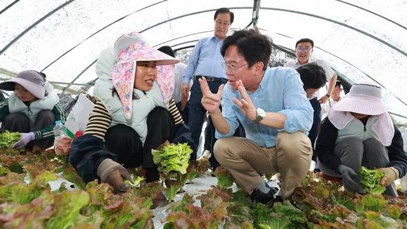 고용노동부 김영훈 장관이 2025년 8월 8일 전북 완주군의 외국인 고용 농가를 방문해 외국인 이주노동자와 대화하고 있다. 2026.07.30. 고용노동부 제공