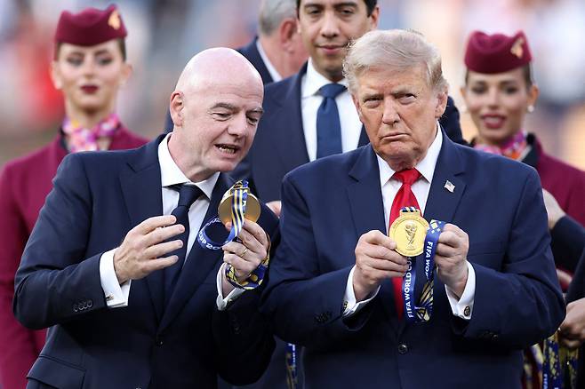 EAST RUTHERFORD, NEW JERSEY - JULY 19: FIFA President Gianni Infantino and U.S. President Donald Trump watch the medal at the award ceremony following the FIFA World Cup 2026 Final match between Spain and Argentina at New York New Jersey Stadium on July 19, 2026 in East Rutherford, New Jersey. Justin Setterfield/Getty Images/AFP (Photo by Justin Setterfield / GETTY IMAGES NORTH AMERICA / Getty Images via AFP)<저작권자(c) 연합뉴스, 무단 전재-재배포, AI 학습 및 활용 금지>