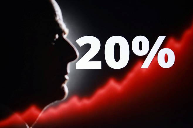 Silhouette of Gianni Infantino, FIFA President, the numbers "20%" and rising stock graph are seen in this illustration taken, July 28, 2026. REUTERS/Dado Ruvic/Illustration<저작권자(c) 연합뉴스, 무단 전재-재배포, AI 학습 및 활용 금지>