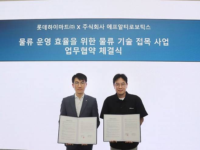 29일 서울 강남구 에프알티로보틱스 본사에서 '웨어러블 로봇의 공동 실증 및 상용화를 위한 업무협약(MOU)'을 체결한 후 신현채 롯데하이마트 SCM부문장(왼쪽)과 장재호 에프알티로보틱스 대표가 기념사진을 촬영하고 있다. 롯데하이마트 제공.