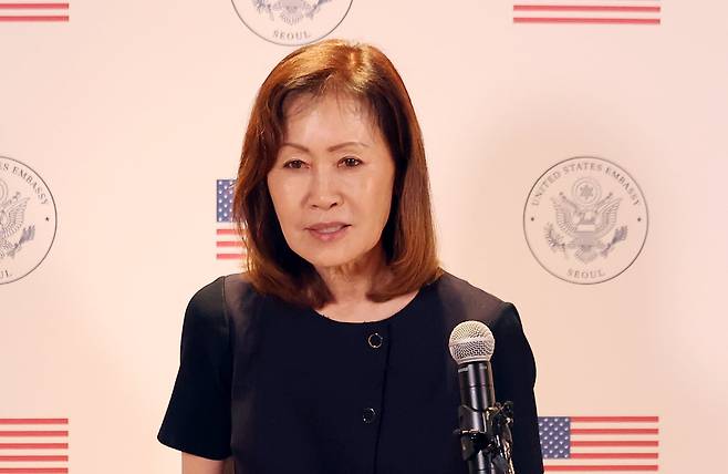 미셸 스틸(한국명 박은주) 신임 주한 미국 대사가 30일 인천국제공항에서 성명을 발표하고 있다. /뉴시스