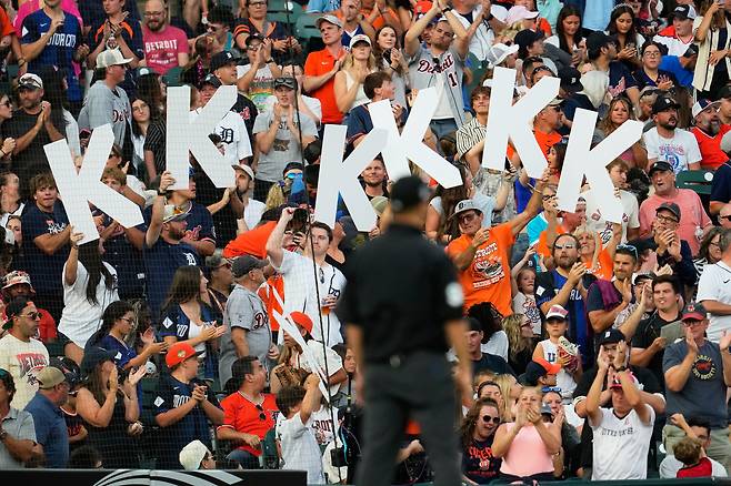 <YONHAP PHOTO-3282> Fans hold up K signs for Detroit Tigers pitcher Tarik Skubal strikeouts against the Kansas City Royals during the eighth inning of a baseball game Friday, July 24, 2026, in Detroit. (AP Photo/Paul Sancya)/2026-07-25 09:45:58/<저작권자 ⓒ 1980~2026 ㈜연합뉴스. 무단 전재 재배포 금지, AI 학습 및 활용 금지>