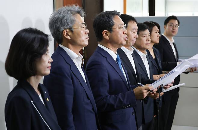 국회 법제사법위원회 소속 더불어민주당·조국혁신당·진보당 등 범여권 국회의원들이 29일 국회에서 형사소송법 개정안에 대해 설명하고 있다. 연합뉴스