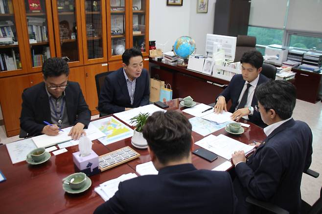 30일 백영현 포천시장과 김용태(포천·가평) 국회의원이 국회 의원회관에서 홍지선 국토교통부 제2차관에게 GTX-G 노선의 필요성과 기대 효과를 설명하며 제5차 국가철도망 구축계획 반영을 촉구하고 있다. 포천시 제공