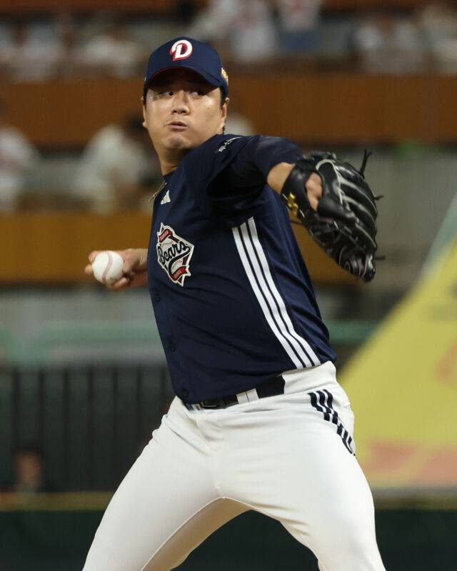 이영하가 7월 30일 인천 SSG 랜더스필드에서 열린 SSG 랜더스전 공을 던지고 있다./두산 베어스 제공