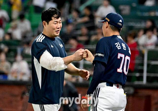 2026년 7월 28일 오후 인천 SSG랜더스파크에서 열린 '2026 신한 SOL KBO리그' 두산 베어스와 SSG 랜더스의 경기. 두산 양의지와 김원형 감독이 2-1로 승리한 뒤 기뻐하고 있다./마이데일리