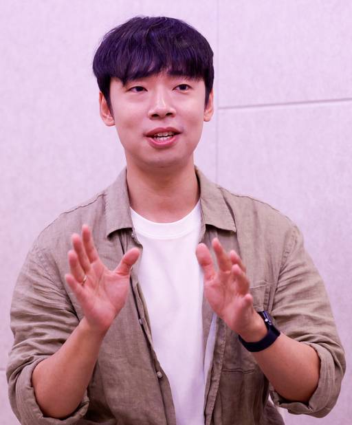 16일 서울 마포구에 있는 한 작업실에서 박준모 성우가 기자의 질문에 답하고 있다. 유희태 기자
