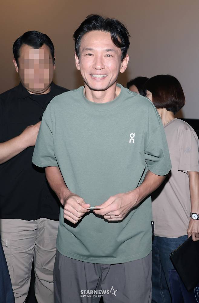 배우 황정민이 29일 오후 서울 CGV용산아이파크몰에서 진행된 영화 '호프' 무대인사를 마친뒤 상영관을 나서고 있다. /2026.07.29 /사진=이동훈 photoguy@
