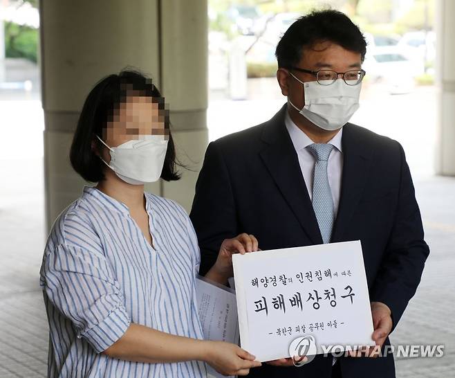 북한군에 피살 공무원 유족, 해경에 피해보상 청구 (서울=연합뉴스) 한상균 기자 = 지난해 서해상에서 북한군에 피살된 공무원 이씨의 부인 권모 씨와 김기윤 변호사가 15일 서울중앙지법에서 피해보상 청구 소송 기자회견을 하고 있다.
유족들은 해경을 상대로 '인권침해로 인한 피해보상 청구 소송'을 제기한다. 이씨가 숨진 날(2020년 9월 22일)을 기억하는 취지에서 2천20만922원을 청구한다. 2021.7.15 xyz@yna.co.kr