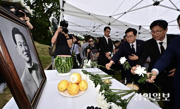 31일 오전 11시께 서울 중랑구 망우리 공원 묘역에서 열린 죽산 조봉암 선생의 67주기 추모식에서 박찬대 인천시장과 도성훈 인천시교육감이 헌화를 하고 있다. 2026.7.31 /조재현기자 jhc@kyeongin.com