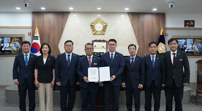 괴산군의회가 30일 신영주-신중부 초고압 송전선로 괴산군 통과 반대 건의문을 의원 만장일치로 채택하고 이 사업의 재검토를 촉구하고 있다 (사진=괴산군의회 제공)