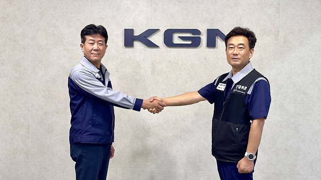 왼쪽부 KGM 황기영 대표이사, 오른쪽 노철 노동조합 위원장이 임단협 협상 잠정합의안에 대한 조합원 찬반 투표에서 합의안이 찬성으로 가결됨에 따라 2026년 임단협 협상을 최종 마무리 짓고 악수하고 있다. 사진=KGM