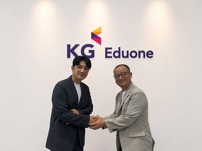 KG에듀원(왼쪽부터 김상엽 대표)과 KTK아카데미가 미국 변호사 교육과정 운영을 위한 MOU를 맺었다.(사진=KG에듀원)
