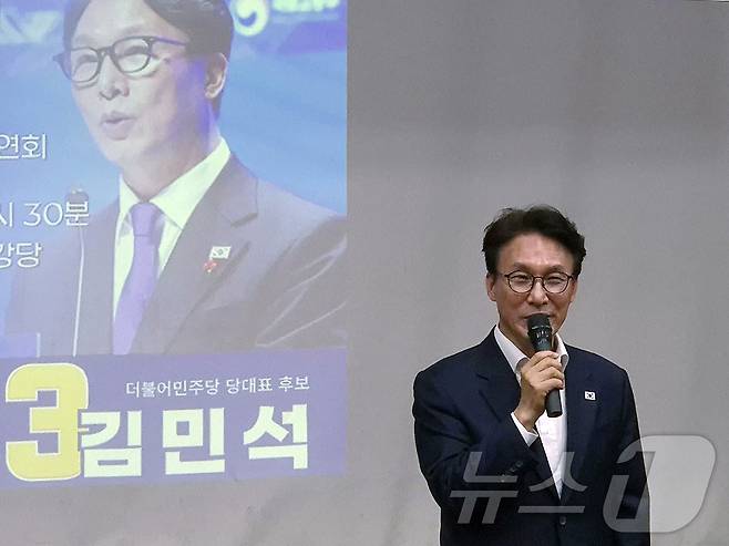 김민석 더불어민주당 대표 후보가 31일 오전 강릉문화원에서 열린 영동권 권리당원 간담회에서 당원들과 대화하고 있다. 2026.7.31 ⓒ 뉴스1 윤왕근 기자