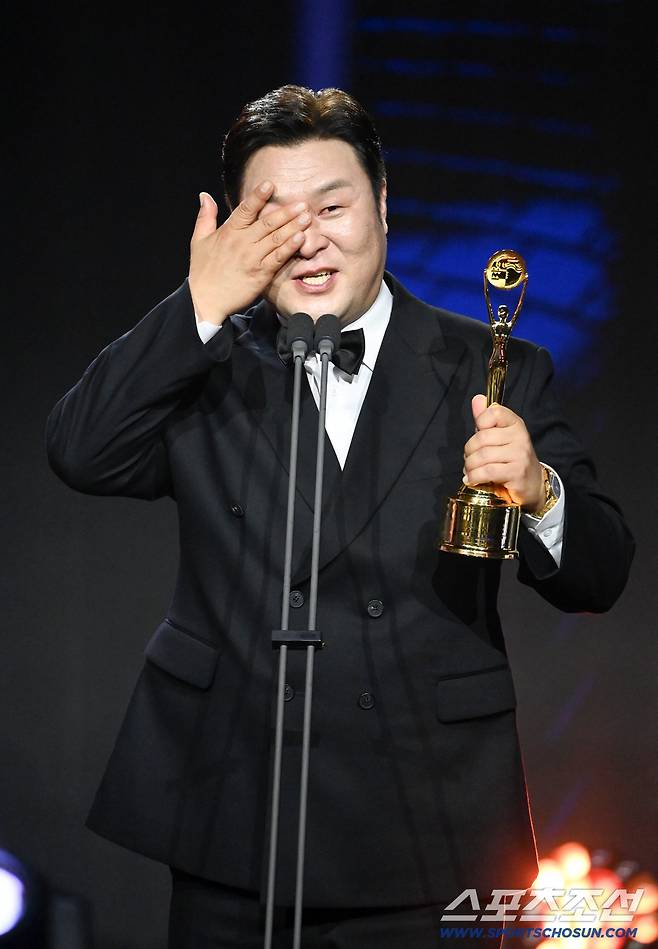 제5회 청룡시리즈어워즈(Blue Dragon Series Awards)가 31일 인천 파라다이스시티에서 열렸다. 남우조연상을 수상한 윤경호. 인천=허상욱 기자 wook@sportschosun.com/2026.07.31/