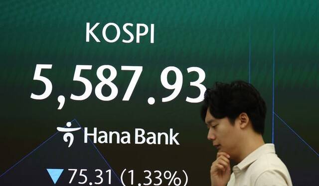 31일 한국거래소에 따르면 코스피는 지난 30일 전 거래일보다 69.68포인트(1.23%) 내린 5593.56에 거래를 마쳤다. 지난달 19일 기록한 장중 최고치(9385.59)와 비교하면 약 40% 하락했다. /뉴시스