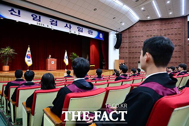 2025년도 하반기 신임검사 임관식이 1일 오전 경기 과천 정부과천청사 법무부에서 열린 가운데 신규 임용 검사들이 정성호 법무부 장관의 당부말씀을 듣고 있다. 사진은 기사 내용과 직접적 관련이 없음. /과천=임영무 기자