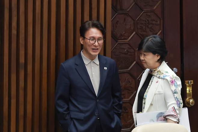 더불어민주당 김민석 당 대표 후보와 국회 법제사법위원장인 같은 당 서영교 의원이 31일 국회에서 열린 7월 임시국회 제3차 본회의에서 대화하고 있다. /연합뉴스
