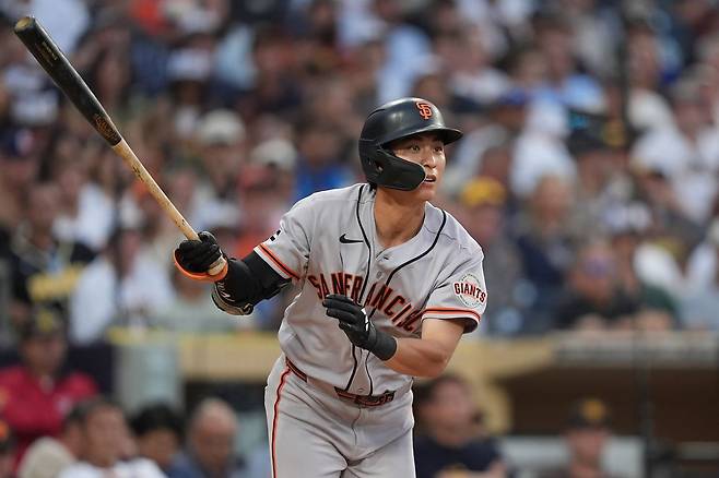 31일(한국시간) 샌디에이고전에서 MLB 통산 300번째 안타를 때려내는 이정후. AP=연합뉴스
