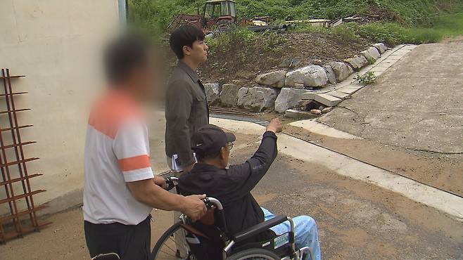 사고 피해자 김영옥 씨가 당시 상황을 취재진에게 설명하고 있다. (촬영기자 최진호)